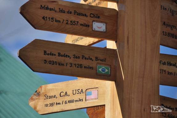 Placa de distâncias  em Puerto Natales, no sul do Chile, mostra uma misteriosa Baden Baden, no Brasil